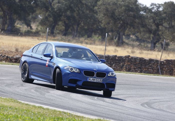 Η Μ5 ορμά και κατασπαράζει τις στροφές και τις ευθείες που τις ενώνουν και όταν το ζητήσεις πολύ εύκολα πλαιγιολισθαίνει μέσα σε σύννεφα εξαϋλωμένου ε